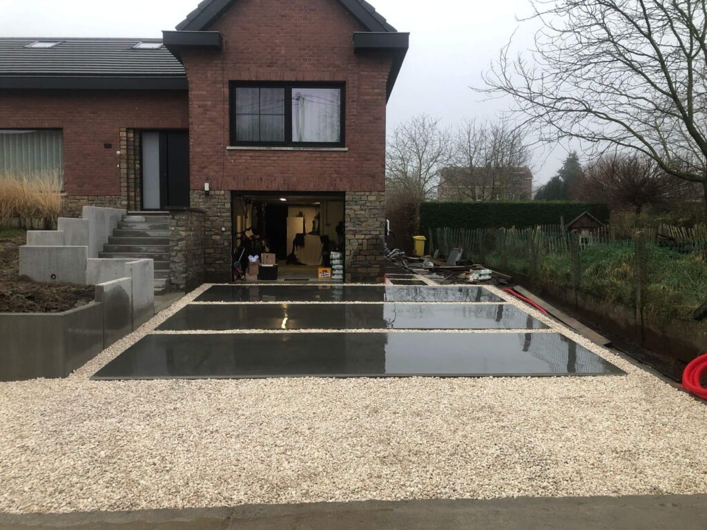 Betonstrip langs gevel voor onderhoudsvrije afwerking