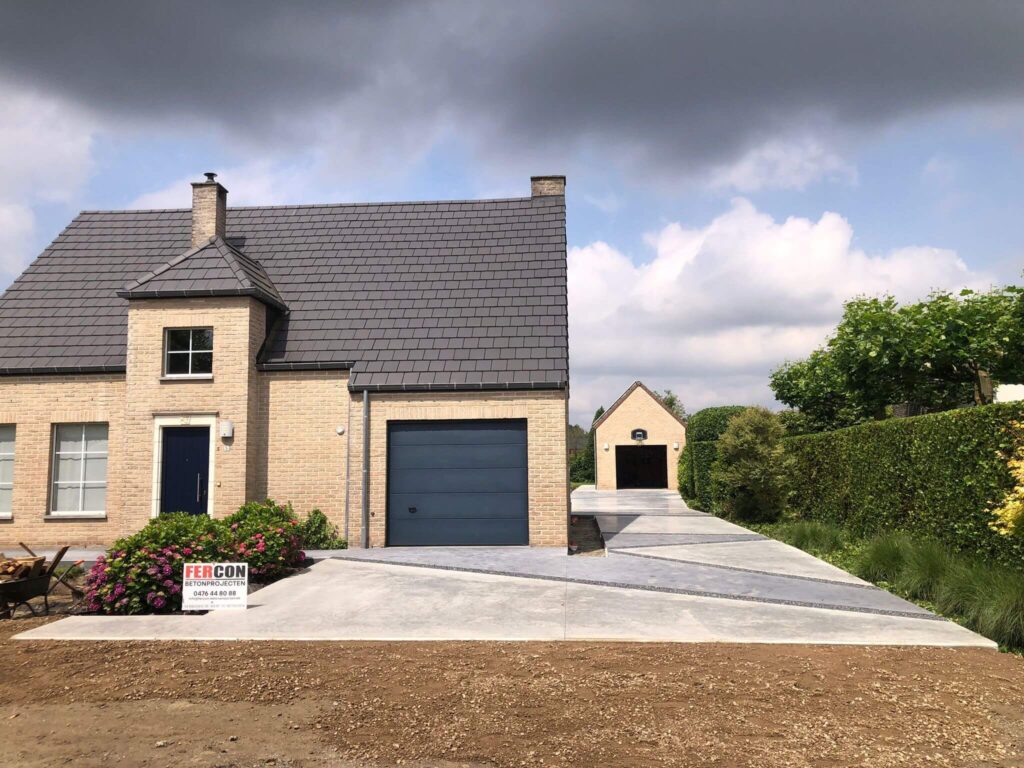 Betonnen oprit bij landelijke woning