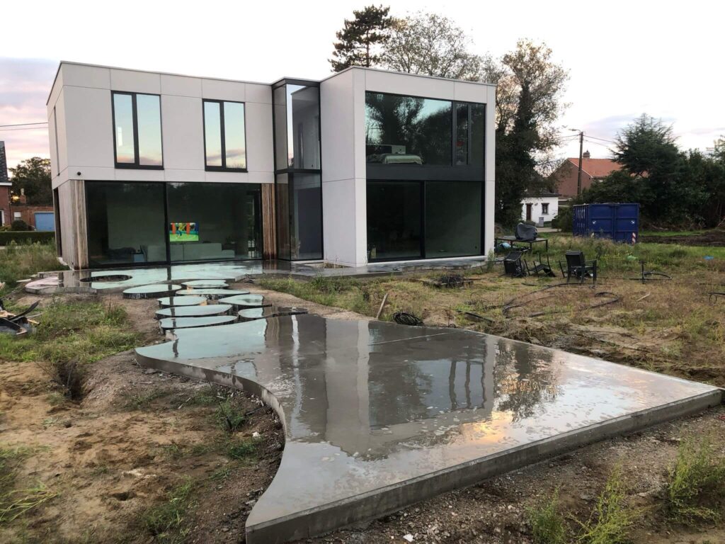 Uithardende betonplaat bij hedendaagse woning
