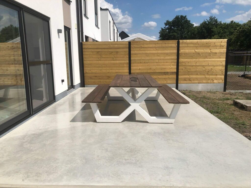 Strak betonnen terras bij moderne halfopen bebouwing — fercon betonprojecten