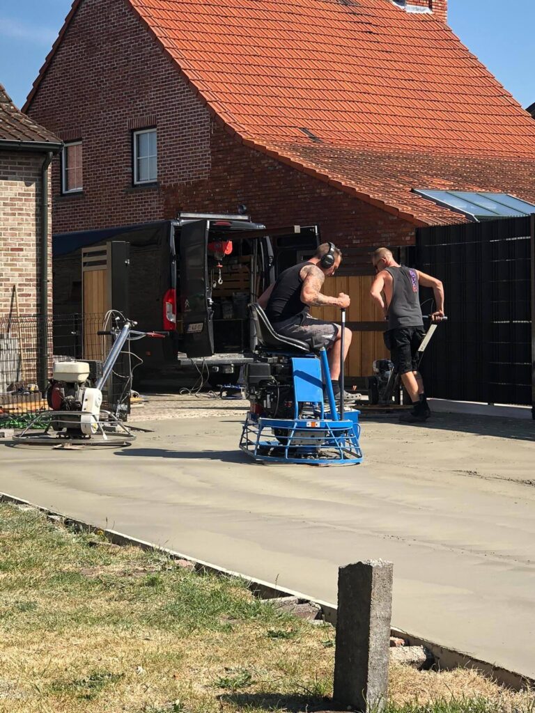 Afwerken en vlinderen van betonnen terras aan woning