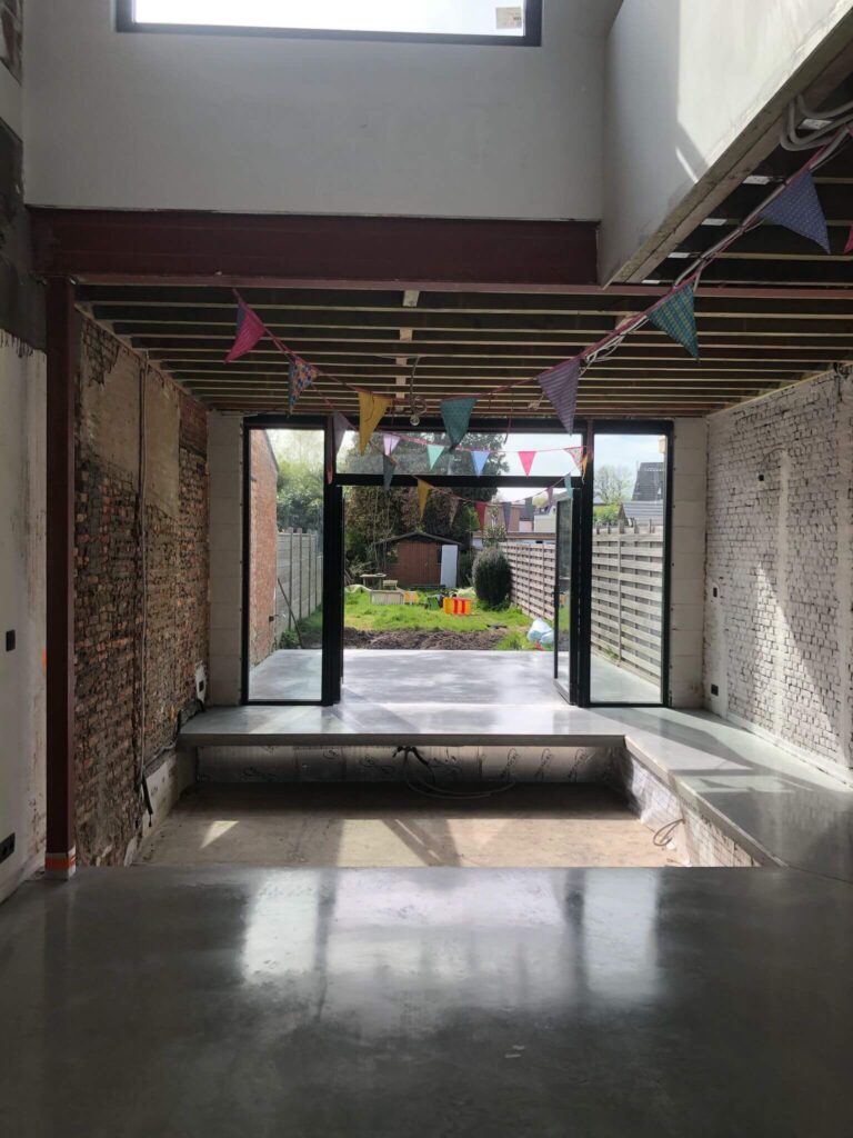 Gepolierde betonvloer in open leefruimte in aanbouw