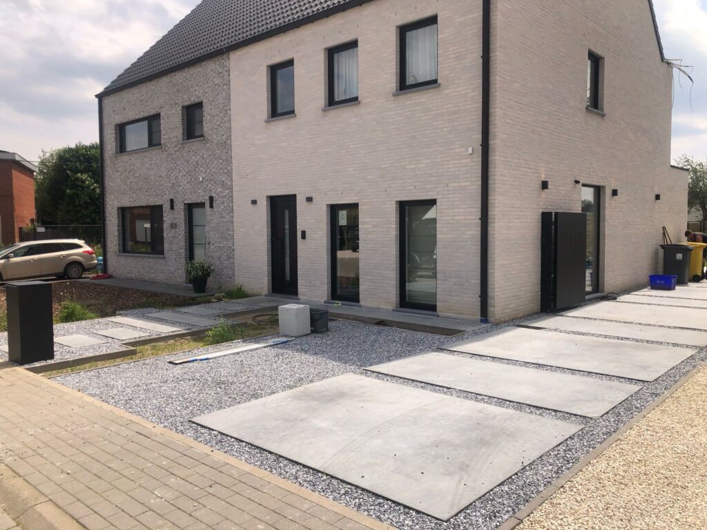 Nieuwe betonnen oprit in strak design